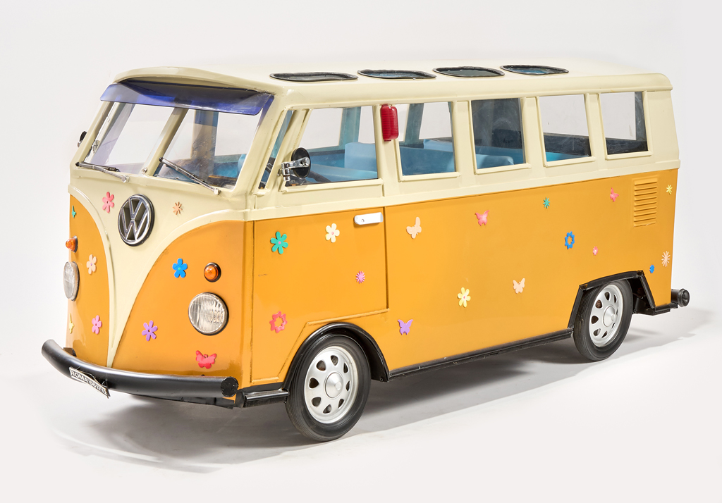 Modellino do un furgoncino volkswagen, giallo e beige.